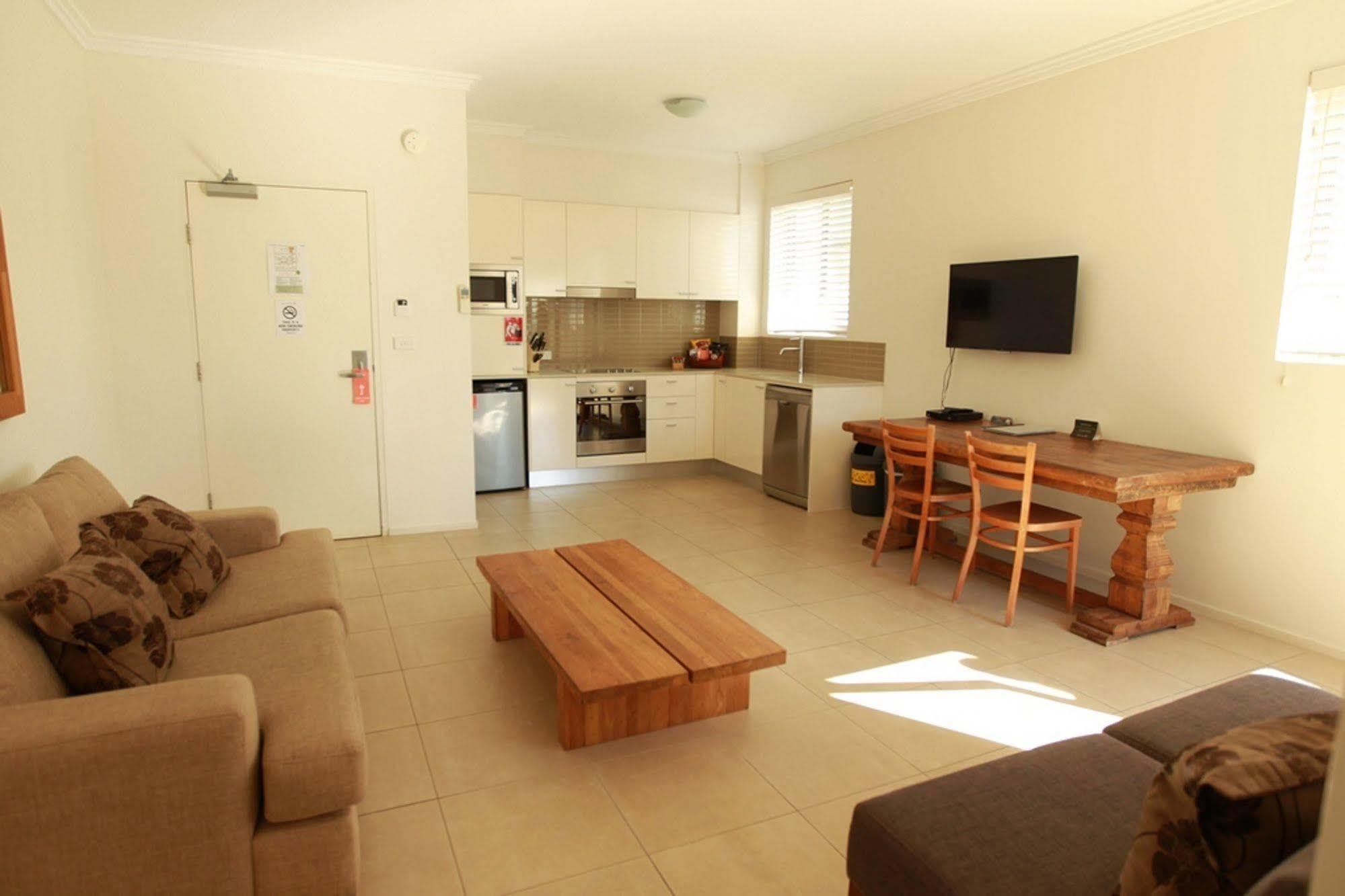 Byron Bay Hotel And Apartments Exterior photo