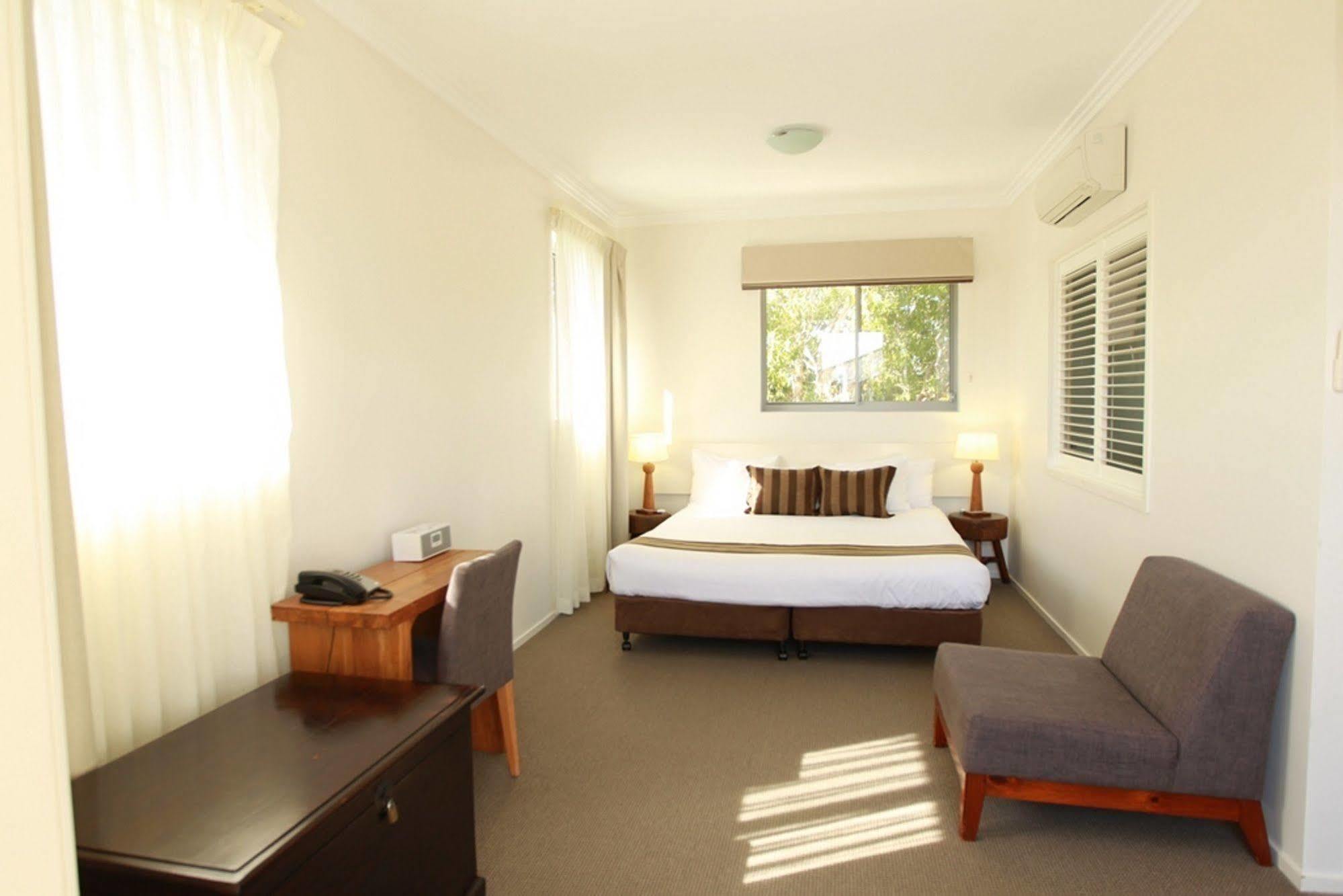 Byron Bay Hotel And Apartments Exterior photo